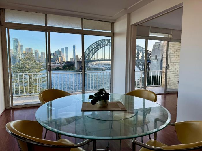 Harbourfront Apartment w Opera House & Harbour Bridge