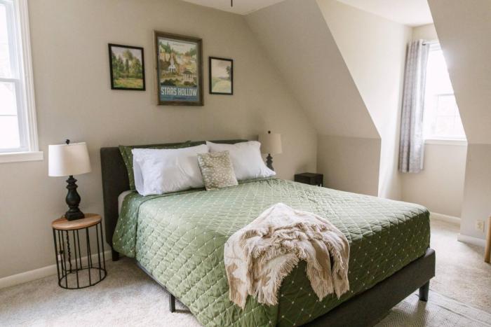 ~ The Cozy Farmhouse ~ | Sleeps 10+ | Farm Views