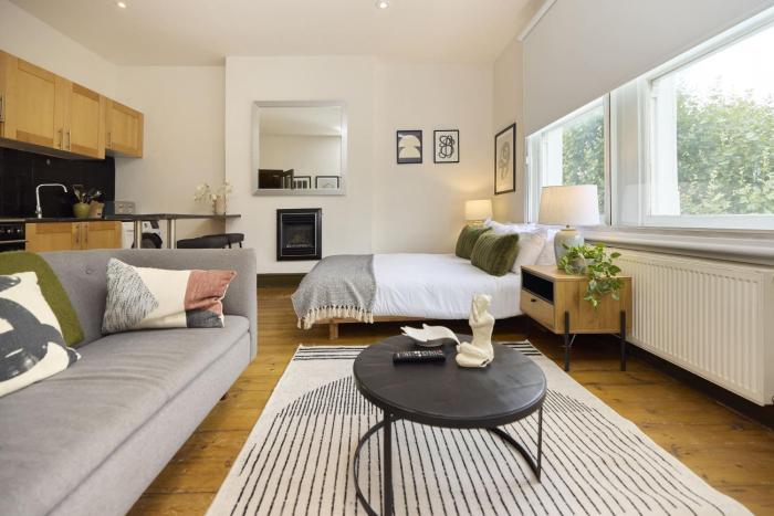 Bright North Kensington Studio with Terrace