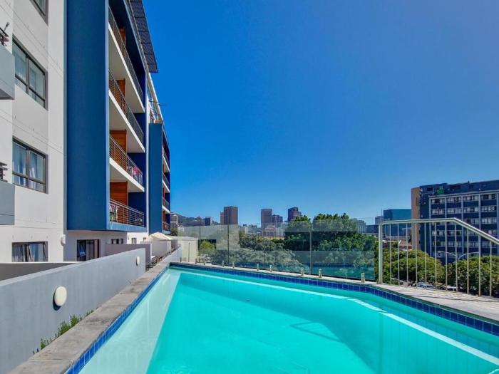 Upmarket Cape Town City Living with Mountain Views