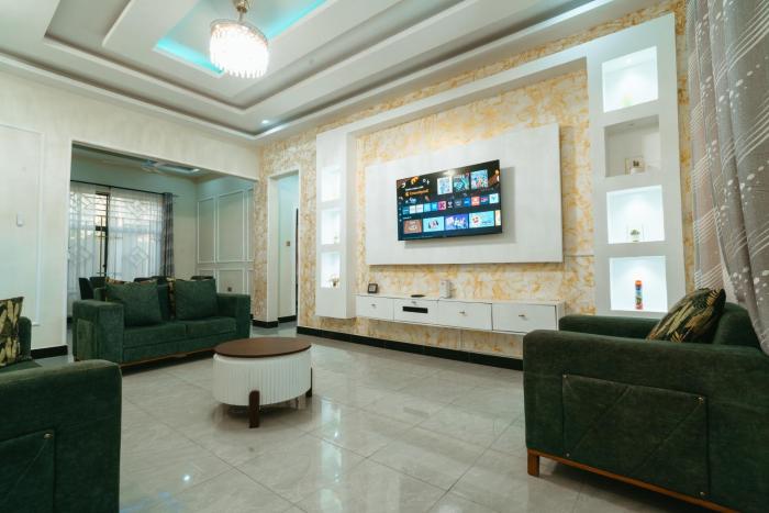 Entire house -rooms with AC - beach close