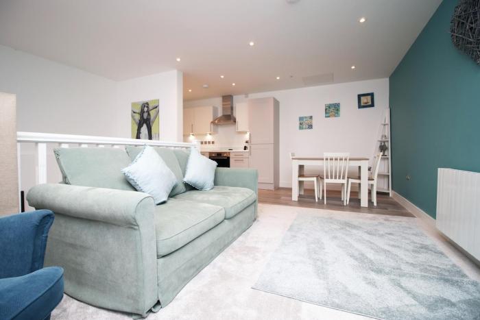 STYLISH COASTAL GETAWAY- PRIVATE ENTRANCE - SLEEPS 4- PRIVATE CAR PARKING SPACE- SUPERFAST WiFi- FLATSCREEN SMART TV- 4 MIN TO BOURNEMOUTH PIER- 2 MIN TO BARS & RESTUARANTS