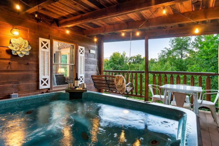 4 miles to Pigeon Forge! Pup-friendly! Private HOT TUB, Games & Views