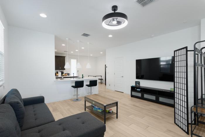 Modern Desert Home-Great for families & groups, near golf, hiking, and city fun, Private in-law suite with own entrance also available separately