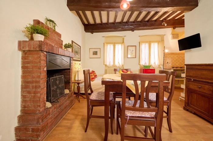 Cozy Tuscany Apartment in SUVERETO by Countryside & Sea