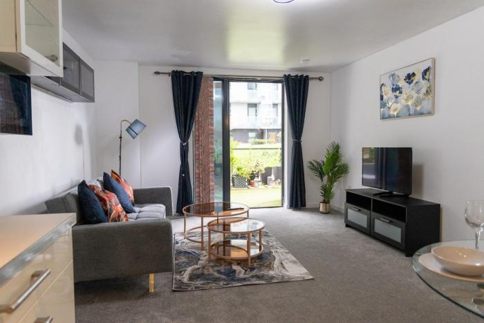 Meadowside Quay 2BR Luxurious Apartment
