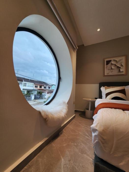 The Seven Room Near Tebrau and Mount Austin