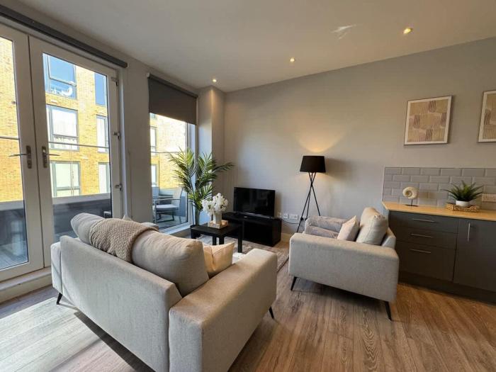 Spacious 2 Bed Apartment By CRSL