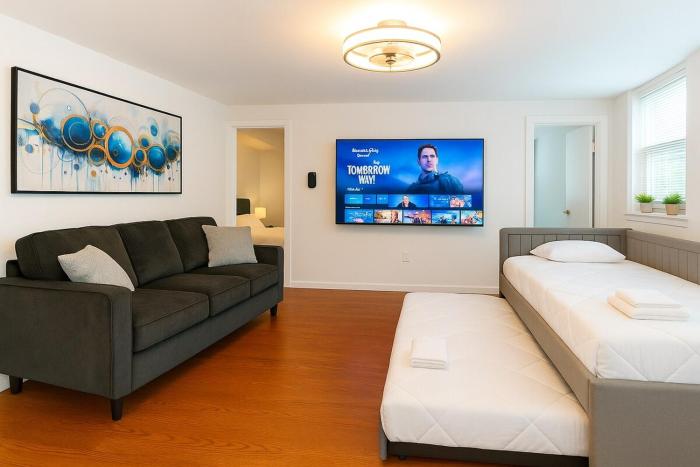 Fast transit to Manhattan with Parking on premises