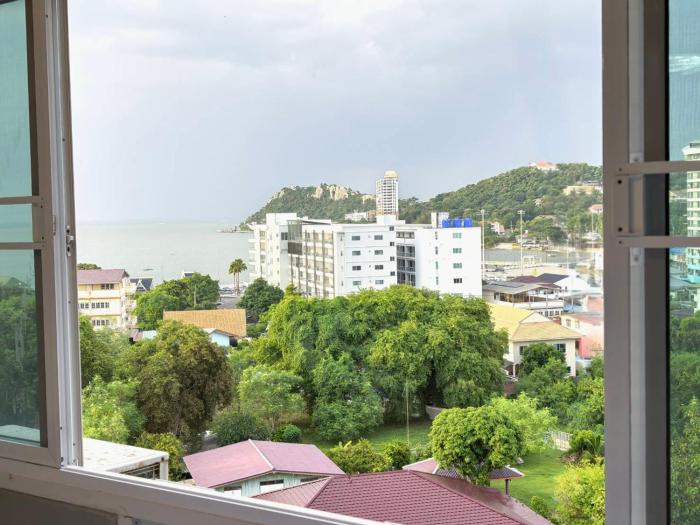 Sea View and Hill View Room for 6 Guests, Bangsaen Royal Beach by Cozy Corner