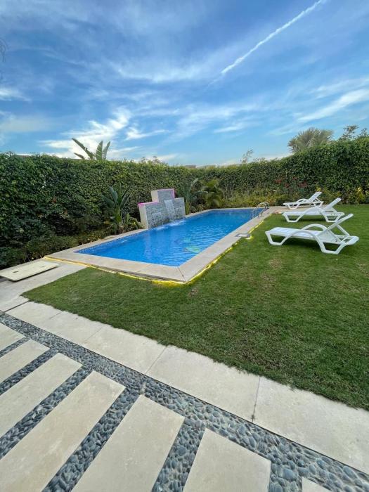 فيلا مع حمام سباحه وجاردن 0306-888-0106