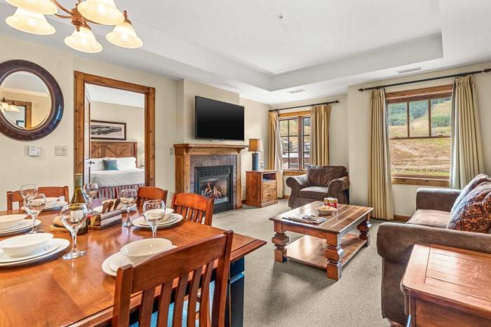 2 Bedroom Condo at the Lodge at Mountaineer Square Hot Tub and Pool