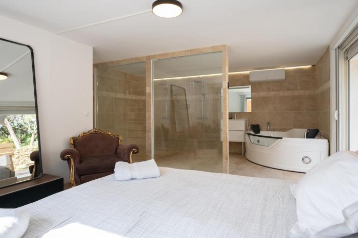 Bas de villa balnéo cheminée sauna