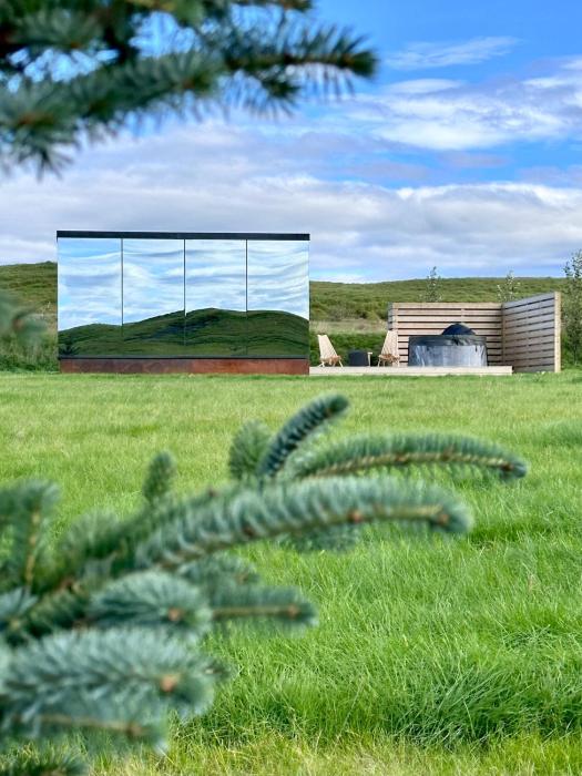 Nest Retreat Iceland - Mirror Houses by the Rangá river