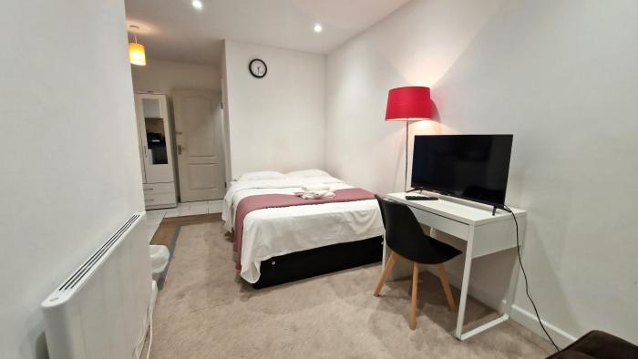 Private Garden Flat in London NEAR Tube Station - Easy Access To Central London Via Central Line