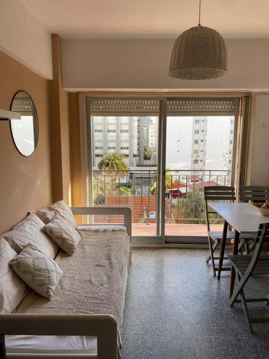 Dto zona Guemes y cerca de playa luminoso y tranquilo a la calle balcon