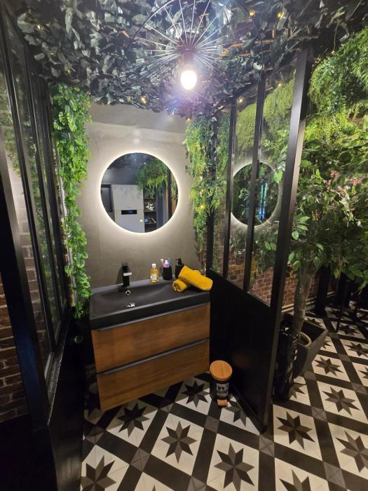 Love room avec spa privatif et salle de jeux adultes