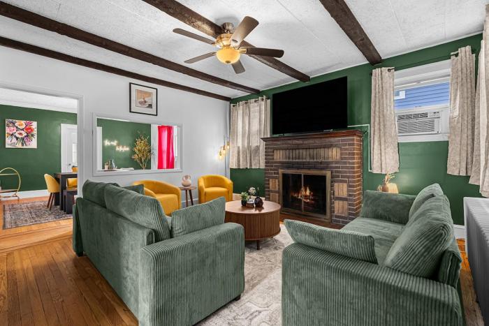 Charming 4BR Retreat in Arlington Sleeps 12 NearDC