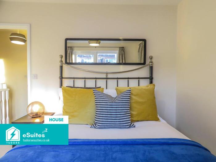 Tudors eSuites - 4 Bedroom Central House with Driveway - #6G