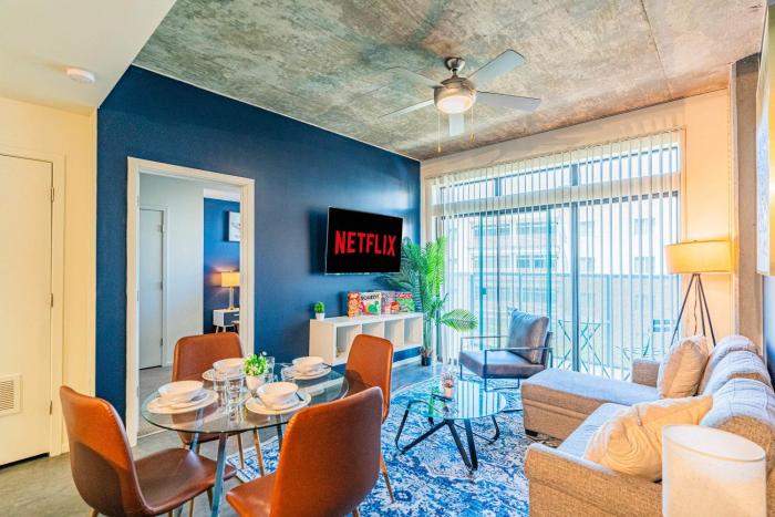 City 2BR Near DT with Balcony Gym Pool Parking WD