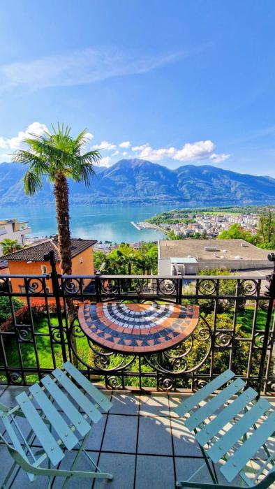 Romantic Lake View Apartment with Balcony and Parking in Orselina Locarno