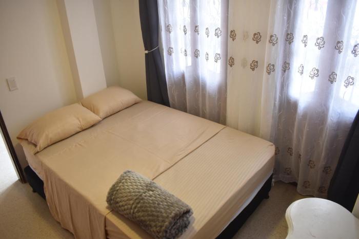 Habitación con cama nueva doble y balcon privado cerca del parque principal