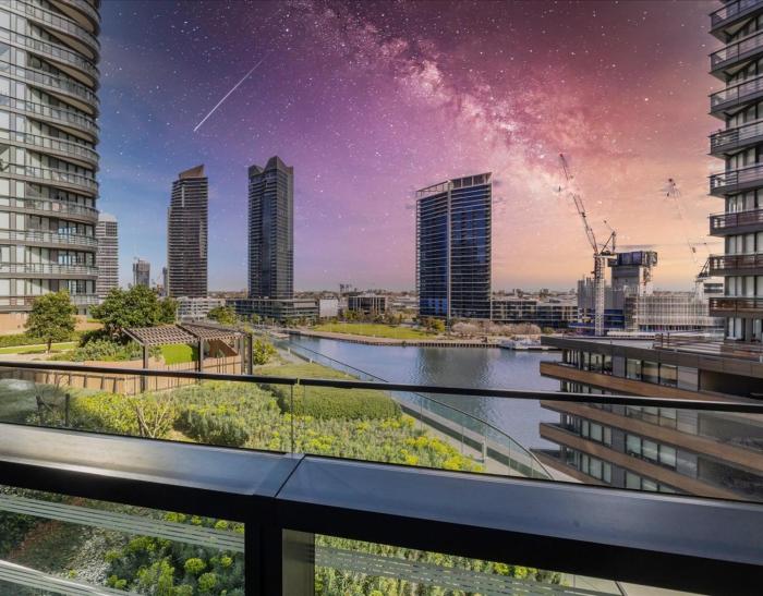 Docklands Luxury & Stunning Views - Pool, Gym, Yoga & Parking