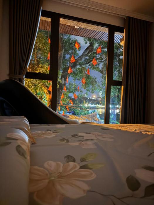 Million dollar view of Linh Dam lake extreme chill