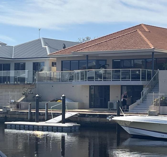 Port Bouvard Escape - Canal Home