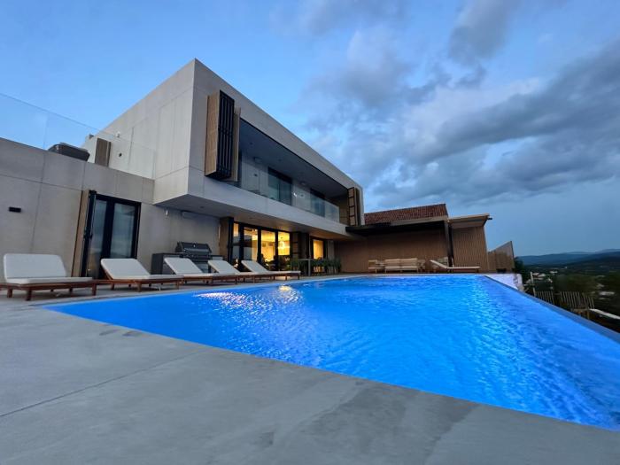 Villa Z1 Imotski - Luxury Retreat with Heated Pool & Spa