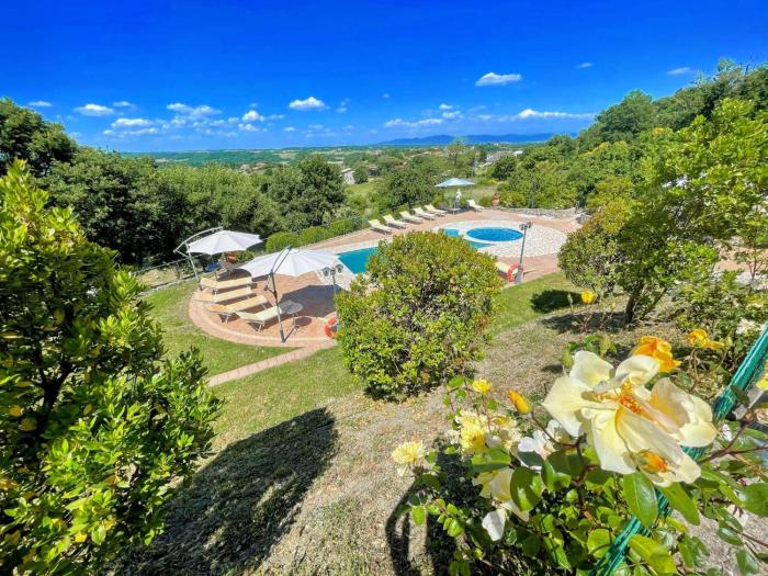 Pool, jacuzzi and events room - Charming villa in Umbria - sleeps 24 - lake view
