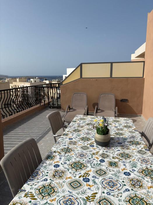 Cosy 2 Bedroom Penthouse with Terraces & seaview