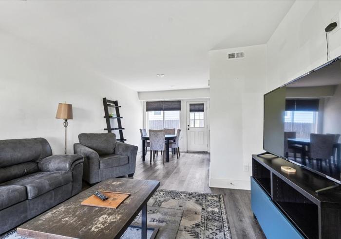 312C State St Stylish 2BR Near Uptown Your Perfect Home Base!