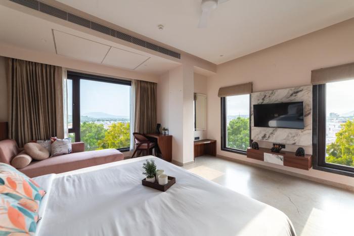PINNACLE Udaipur - Boutique Rooftop Pool Hotel, Near the Lakes