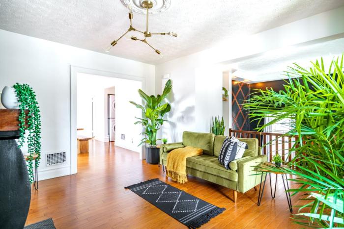 Jungle House Luxury Homes - Columbus Downtown Short North - Steps to Convention Center & Nationwide Arena - Sleeps up to 8 - Free Parking - Over 5,800 Five Stars