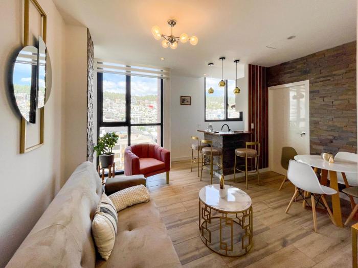 Stunning high-rise apartment with panoramic view, Jacuzzi, gym, Near Carolina Park, Atahualpa Stadium, Quicentro Shopping