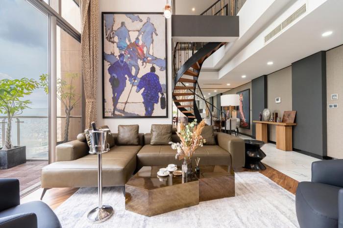 Stunning 4-Bed 300m Penthouse is under maintenance and repair