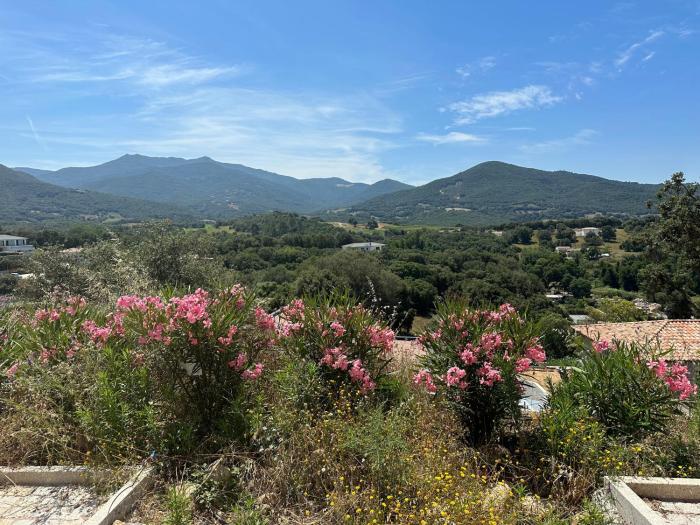 Proche Porticcio superbe T3 confort moderne au calme belle vue maquis et montagne