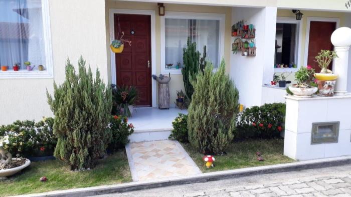 Casa em condomínio com piscina e churrasqueira