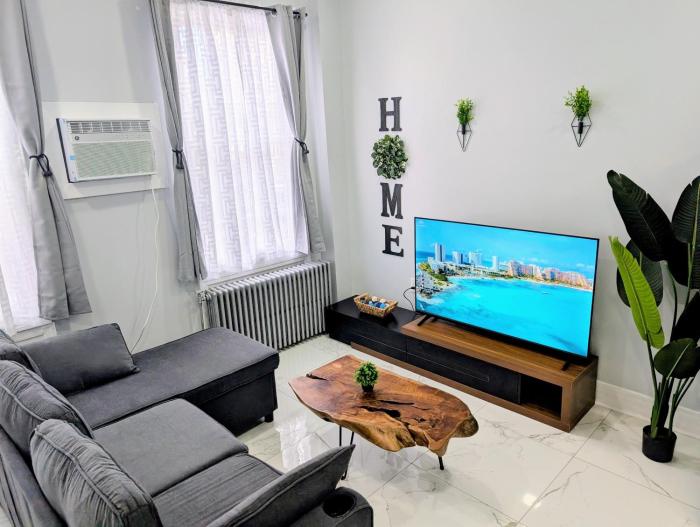 Newly Renovated 2B 2BA apt! mins to PATH & NY!