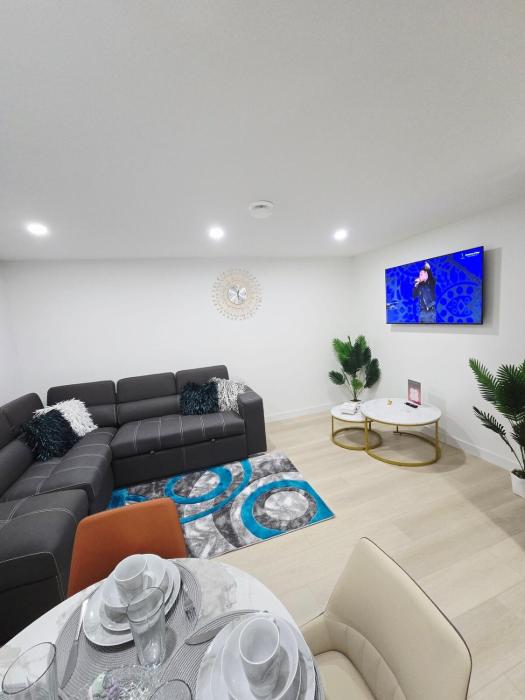 Cozy Modern Spacious 2 Bedroom and full kitchen in Southwest Calgary