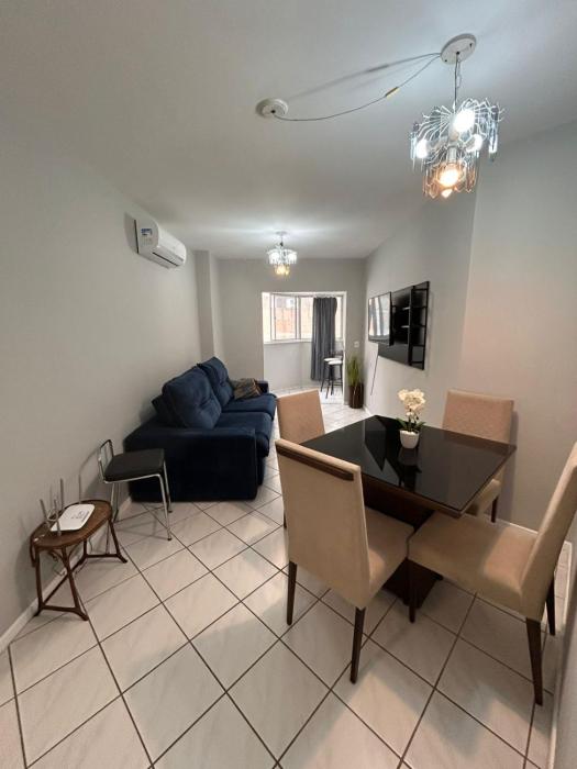 Apartamento familiar com dois quartos, ambientes climatizados, próximo a Roda Gigante de BC