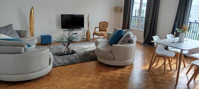 Cozy accommodation with balcony, close to Paris