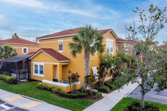 101 Perfect Family Townhouse with Private Pool Near Disney & Water Parks