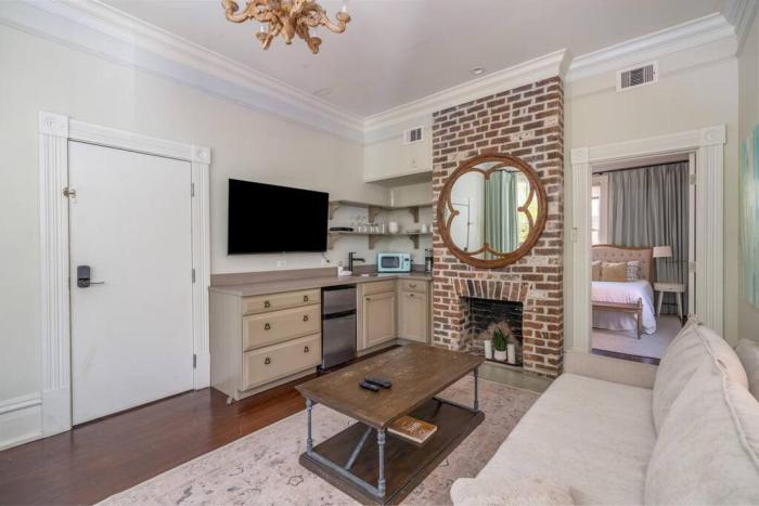 Mirabelle 1 - Suite in Heart of Historic District