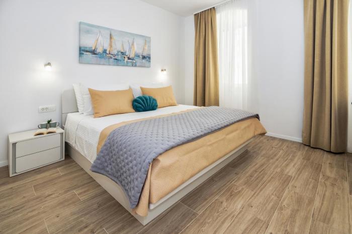 Elegant 2 BR Retreat Top Center