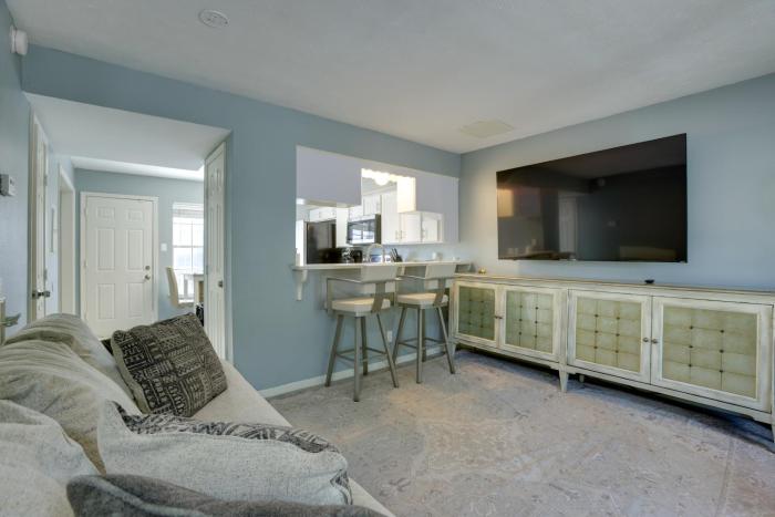 Pets Welcome! Humble Townhome 4 Mi to Airport