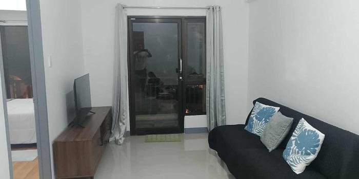 1 bedroom condo unit for 4 with balcony, pool, WIFI at Newport across NAIA T3