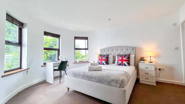 Disc Monthly Rate - Crouch End 4-Bedroom Home with Balcony & Parking near Alexandra Palace