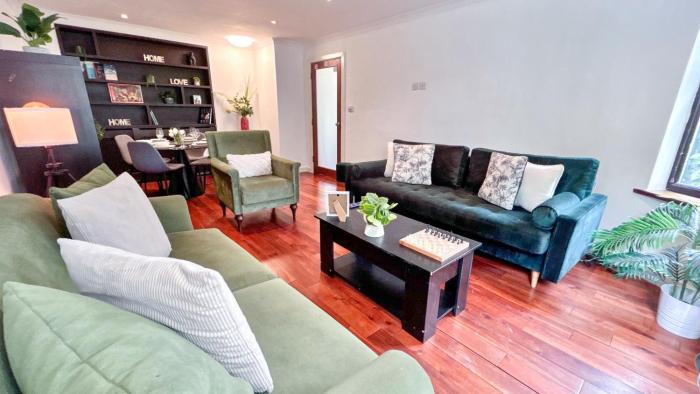 Promo Rate - Crouch End 4-Bedroom Home with Balcony & Parking near Alexandra Palace by NourNest Apartments